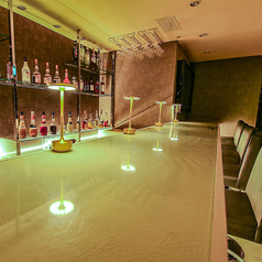 黒を基調としたオシャレなカウンターです♪シャンデリアをバックに豊富なお酒を目で見て御注文頂けます！お店の中心にあるので、ビュッフェ スタイルでのパーティーもオススメです！【心斎橋・難波・誕生日・記念日・歓迎会・送別会・合コン・イタリアン・パーティー】