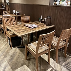 温かみのある照明が心地よいテーブル席は、女子会にぴったりの空間です。美味しい名古屋コーチン料理や、種類豊富なドリンクを囲んで、楽しい会話に花を咲かせてみてはいかがでしょうか。ゆったりとくつろぎながら、気兼ねなくお食事をお楽しみいただけます。