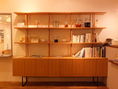 カフェ店内の家具は、香川在住の家具職人・松平亮平さんが、手掛けております。（※カフェで使用している家具は、シューレ店内でお求めいただけます。）