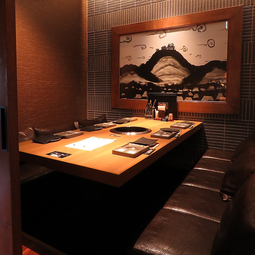 落ち着いた雰囲気で居心地抜群のソファー個室。シーンを選ばずにお使いいただけるおすすめのお席です