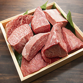 おすすめの厳選牛の塊量り売りはお好きな大きさにカットします！上質のお肉を良い状態でお出しします。産地にはこだわらず、その日の仕入れ状況に応じて一七三に合った良い食材を選んでいます。厳選されたお肉を塊のまま焼きます。外はカリッと、中はジューシーに焼けた塊肉を心ゆくまでお楽しみください♪