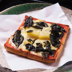 新じゃが芋とバジルのトマトソースピザパン