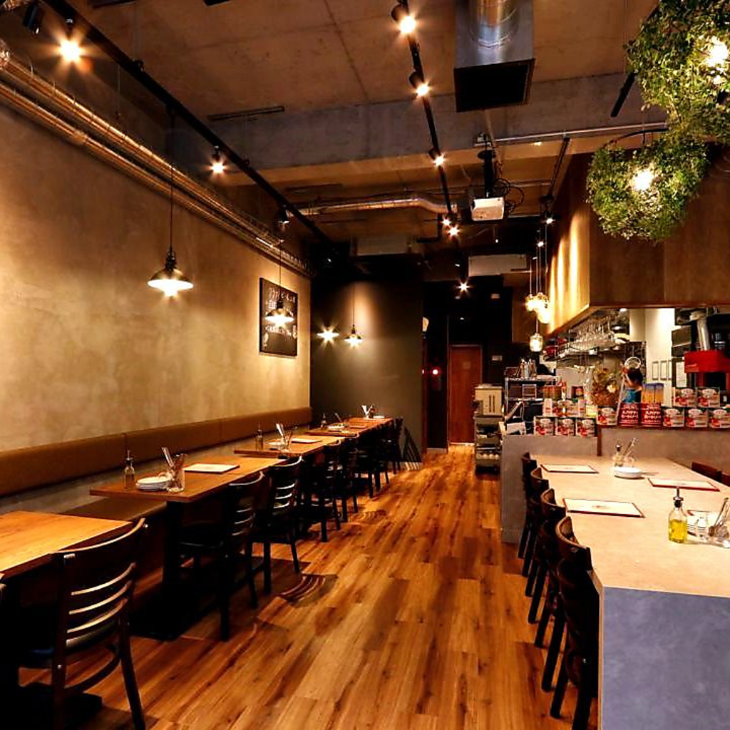 広々とした店内は最大宴会６０名様迄可能。プロジェクターやマイクもあるので貸切利用も◯