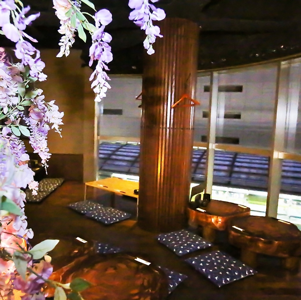 【夜景が見えるカップル席】早めの予約がベストです♪夜景を見ながらの宴会は20～35名まで貸切りOK！