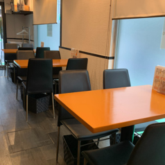 3名から利用できるテーブル席を3つ用意しております。席は分かれますが複数人での利用も可能です。