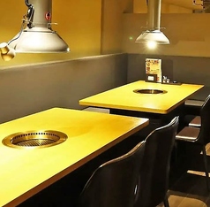 各席に最新の排煙ダクトを設置し、煙たくならず換気対策もバッチリ。ゆったりと過ごせるテーブル席は全6卓ございます。