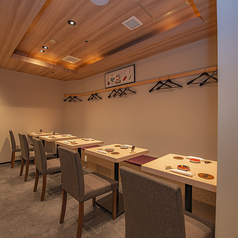 落ち着いた和モダンな空間は、接待やデート、小規模なご宴会にも最適です。赤酢のシャリにこだわった握りや、20種以上の厳選酒をご友人や同僚と一緒に心ゆくまでお楽しみください。