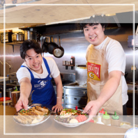 《ロックリー自慢の名物店長(右)》