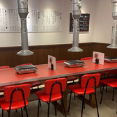 【全席ダクト付きテーブル席】気取らずに普段から通える、街の焼肉屋さんをイメージした店内。店内には、屋外喫煙スペース有ご用意しております。