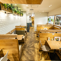 木の温もりと心地よい照明が包む店内は、大切な人と過ごす特別なデートや誕生日、記念日のディナーにぴったり♪落ち着いた空間で会話が弾みます。もちろんレイアウト変更も可能なため、仲良しのご友人とのおしゃべりや女子会、お仕事帰りのカジュアルな飲み会・二次会まで幅広くご利用いただけます！