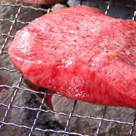 東京・芝浦の市場や、北海道産で仕入れた良質な肉を使用