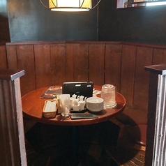 丸テーブルを囲うようにベンチタイプのお席をご用意◎