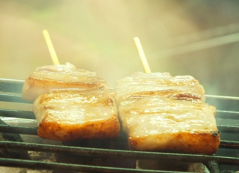 朝引きの鶏を紀州備長炭でじっくりと焼き上げた、本格的な串焼き♪焼酎も充実です★