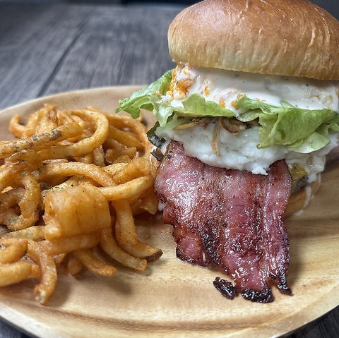 好きな具材を好きなだけトッピング頂けます♪ソースは全て自家製オリジナルソース♪