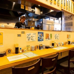 【カウンター席：1～6名様】スタッフとの会話を楽しめるのが魅力！お一人様も大歓迎！カウンター席は、料理人の技を間近で楽しめる特別な席です。調理の音や香りを感じながら、出来立ての料理を味わうことができます。また、スタッフとの会話を楽しむことで、お食事と共にその場の雰囲気を満喫できます。