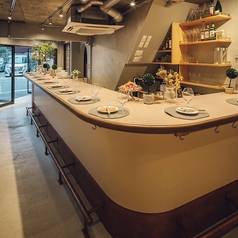 立ち飲みのカウンター席では、気軽に美味しいワインと料理を楽しむことができます。おひとり様でも大切な人とのデートでも、リラックスできる雰囲気が魅力的。おしゃれでカジュアルな空間は、心地よいひとときを提供してくれます☆