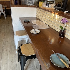 オープンキッチンの臨場感と厨房にいる店員とのやりとりが楽しいお席。