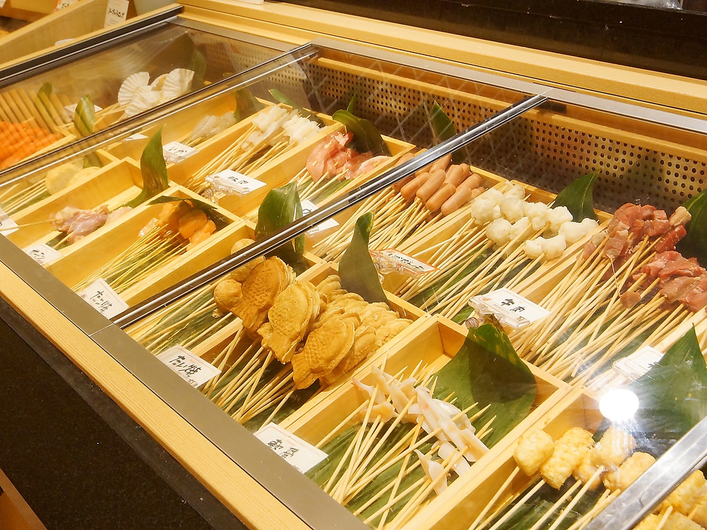 ≪串家の楽しみ方1≫オープンキッチンの周りには種類豊富なバイキングの食材が…お好きなだけどうぞ