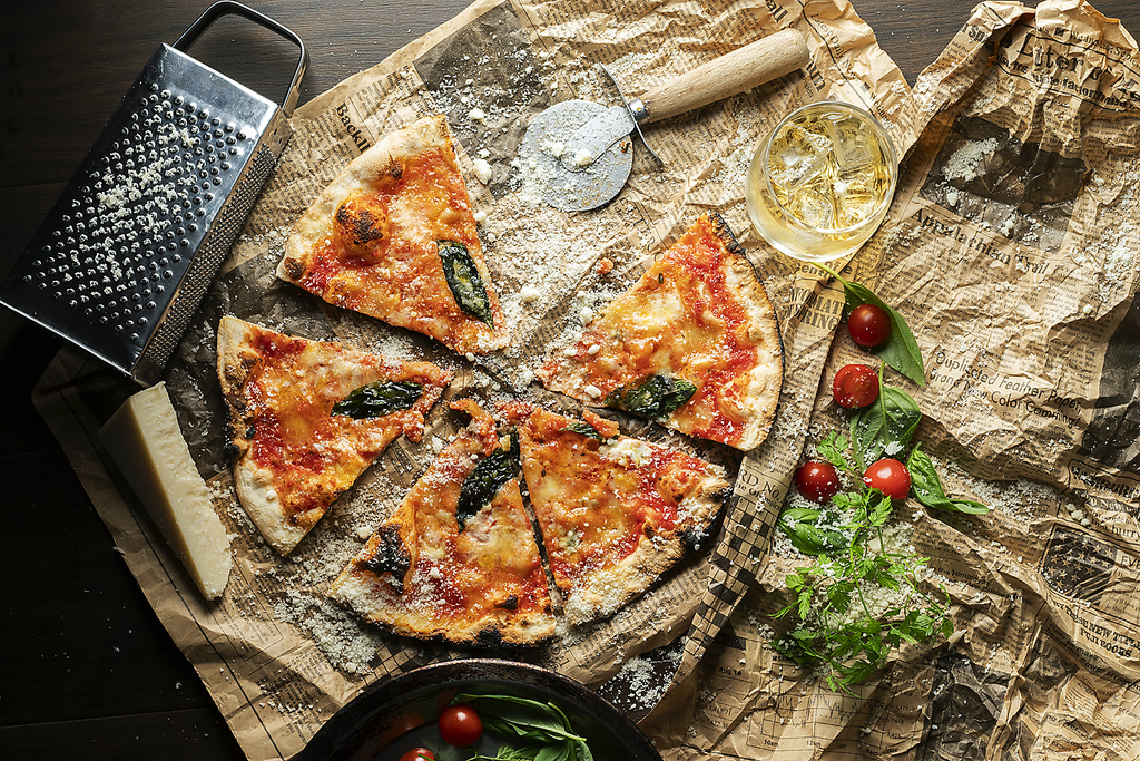 ピッツア職人渾身のローマ風薄生地のピッツア。１４００円～