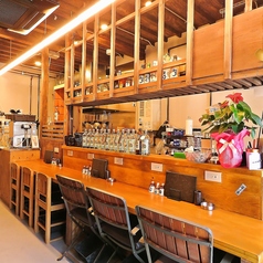 カウンター席は１階に６席ございます。店主との会話、串料理の焼きあがる香りをお楽しみください◎