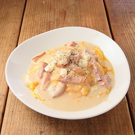 とろけるモッツァレラチーズとベーコンカルボナーラオム