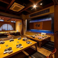 【1階｜フロア貸切】40～70名様まで：祇園駅から徒歩3分の好立地にありながら、最大70名様まで収容できる大広間を完備しているのが当店の魅力！会社宴会や忘新年会、歓送迎会、サークルの打ち上げなど、大人数で集まるシーンにぜひご利用ください。