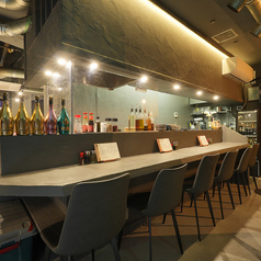 気軽に立ち寄りやすいカウンター中心のお店。仕事帰りの一杯や、友人との軽い食事にもおすすめです。