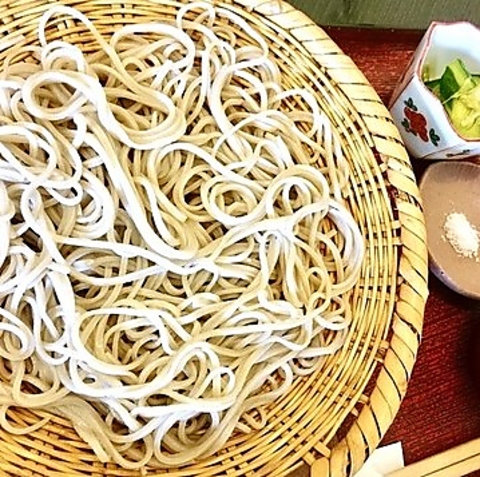 木島平の湧水と無農薬そば粉で仕上げる『手打ち十割そば』。まずはお塩で召し上がれ。