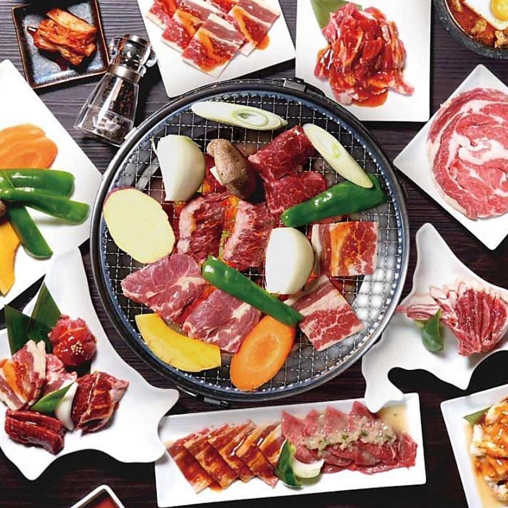 豊富な種類のお肉を炭でじっくり焼いてお召し上がりください。