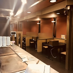 テーブル（4名様まで）梅田でお好み焼き、肉や海鮮などの鉄板焼きはつる家（つるや）　梅田店　で決まり！居酒屋の食べ飲み放題に負けないボリュームで個室に劣らないリニューアル空間！2時間の利用でゆったりお好み焼きを満喫できます。