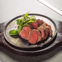 旬の仔羊を使った贅沢なラム肉料理の逸品