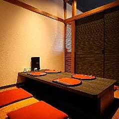 2～4名様向けの掘りごたつ完全個室。温かみのある明かりに照らされた空間で、ゆったりと足をのばしながらお寛ぎいただけます。大切な方とのデートや、記念日・誕生日などの、ゆっくりとお食事を楽しみたい時にぜひご利用ください。