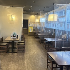 ご家族でのお食事や、会社帰りの同僚とのちょっとした飲み会にも最適な6人掛けテーブルもご用意！感染対策も万全ですので、安心してお過ごしいただけます。