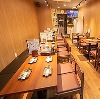 肩肘張らずにくつろげる♪テーブル席と片側ソファー席