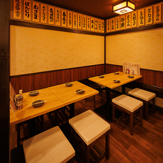 4～8名様までご利用可能なテーブル席！昔ながらの手書き風メニュー札が並ぶ壁面が、気取らない居心地の良さを演出！会社帰りの一杯や仲間との飲み会にピッタリ！幅広いシーンに最適です！