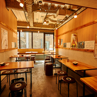 木を基調とした開放感のある店内☆