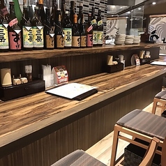 料理人の技を目の前で楽しめる、ライブ感満載のカウンター席を8席ご用意しています。お一人様はもちろん、大切な方とのデートにも最適です。職人が備長炭で焼き上げる香ばしい焼き鳥の香りに包まれながら、ゆったりと特別な時間をお過ごしください。