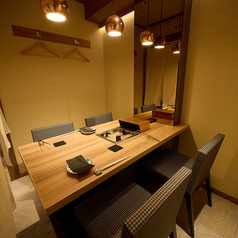 6名様でグループ利用に対応した、広々とした完全個室もございます。部署の会食や少し人数が多い接待、ご両家の顔合わせなど、多様なシーンでご利用いただけます。プライベートな空間で、周りを気にせず極上の焼肉コースと会話を楽しめるのが魅力です。
