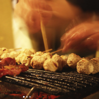 炭火で焼く焼鳥が一番旨い！目の前で一本一本丁寧に。