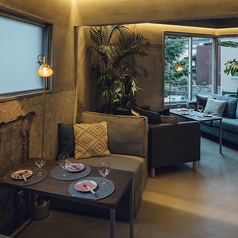 2階席の貸切では、プライベートな集まりが実現します。立食形式であれば最大20名様まで楽しむことができ、カジュアルな雰囲気でのパーティーに最適です。ワインを思う存分味わいながら、友人たちとの絆を深める時間を過ごしてみてはどうでしょうか♪