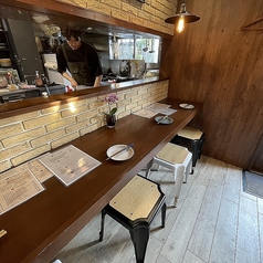 オープンキッチンの臨場感と厨房にいる店員とのやりとりが楽しいお席。