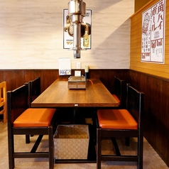ご友人同士やご家族で使いやすい4名テーブル席。料理を囲みながら会話も弾む、普段使いにちょうどいい席です。