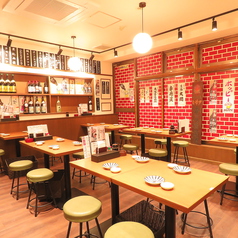 当店のテーブル席は、人数に応じて柔軟にご利用いただけるのが大きな魅力です。友人とのランチや仕事帰りの軽食、さらには女子会や飲み会など、さまざまなシーンにぴったりの空間をご提供します。心ゆくまでお食事や会話を楽しむことができ、特別なひとときをお過ごしいただけます。