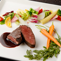 料理メニュー写真 牛ハラミ肉のステーキ 　赤ワインソース