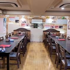 2Fにもくつろぎのテーブル席。晴れのお食事やご宴会に最適。