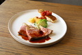 料理メニュー写真&nbsp;サーロインローストビーフと鯛のポワレのツインプレート