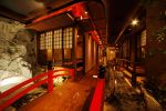 壮大な滝と店内を流れる全長20mの川は必見。川のせせらぎ音を聞きながら、お楽しみ下さい。