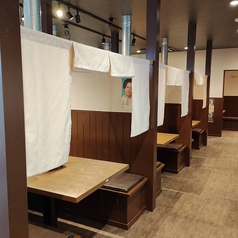 周りを気にせずに過ごせる半個室のBOX席もございます。ロールスクリーンとのれんで区切られた半個室です。お子様連れのご家族の方や、ご友人との食事、女子会、デートなどのご利用にも好評です。小さめのテーブルでおひとりのご来店にも気軽にご利用いただけます。