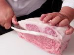 オーダー後、1枚1枚切り分けます。鮮度をきちんと管理する為、安全でおいしいお肉をご堪能下さい。