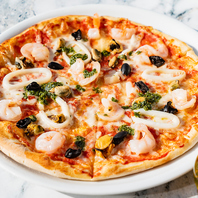 とろけるチーズと香ばしさが魅力の自家製ピザ